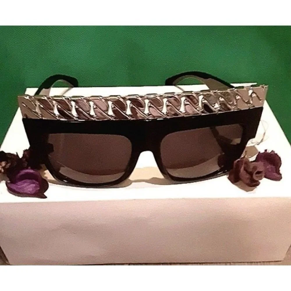 OVERSIZED SUNGLASSES WITH CHAIN LINK DETAIL